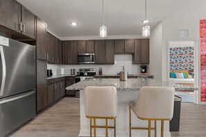 ثلاجة، ميكروويف، فرن، موقد طهي مسطح