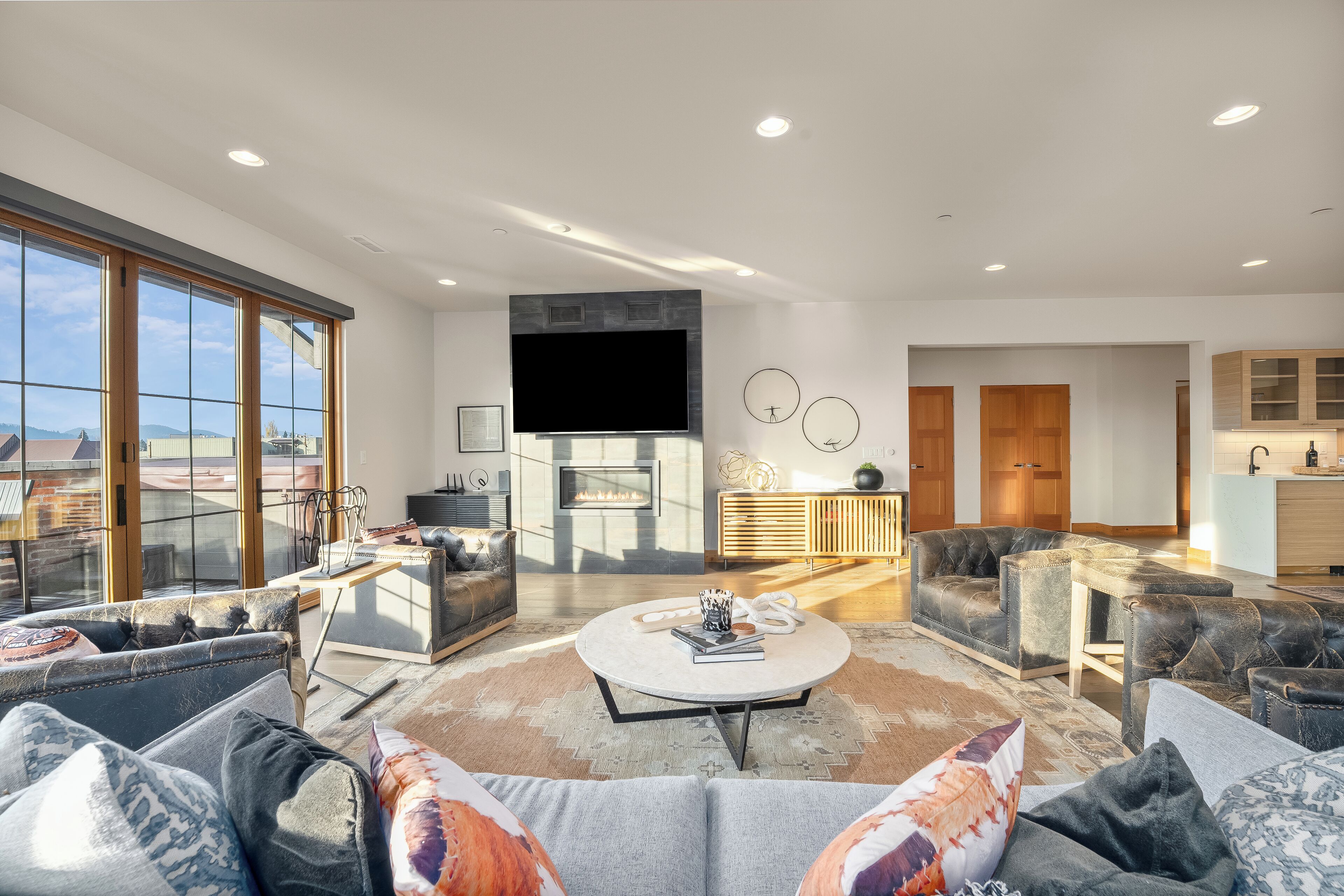 Smart-tv och eldstad