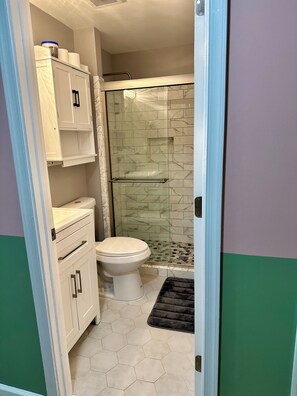 Shower, towels, toilet paper - Stylish Studio with Kitchenette (Sterling)