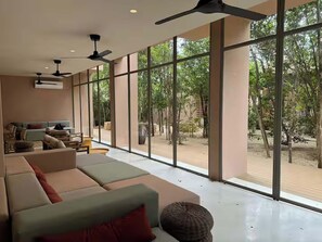 المنشأة من الداخل