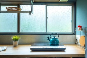 Fridge, microwave, stovetop, coffee/tea maker - Showa House – Spacious Retro Stay near Haneda (Ota City)