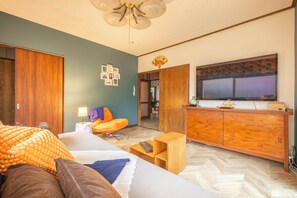 Smart TV, books - Showa House – Spacious Retro Stay near Haneda (Ota City)