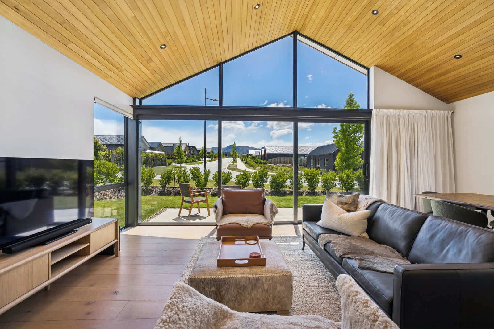 Télévision, cheminée, espaces bureaux