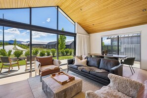 TV, fireplace, offices - Mountain Views on Northlake (Wānaka)