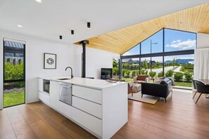 Interior - Mountain Views on Northlake (Wānaka)