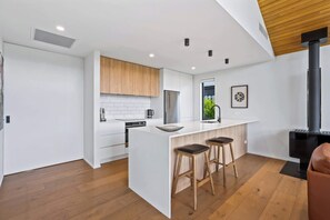 Fridge, microwave, oven, stovetop - Mountain Views on Northlake (Wānaka)