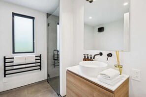Shower, hair dryer, towels - Mountain Views on Northlake (Wānaka)