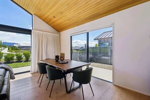 Dining - Mountain Views on Northlake (Wānaka)
