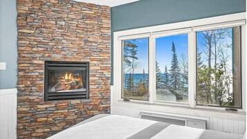 2 bedrooms, desk, iron/ironing board, travel crib