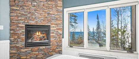 2 habitaciones, escritorio y tabla de planchar con plancha