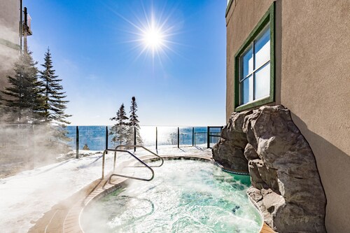 Whispering Pines Lake Views | 1BR King Suite