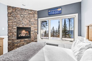 1 bedroom, desk, free WiFi - Whispering Pines Lake Views | 2 Queen Bed Studio (Two Harbors)