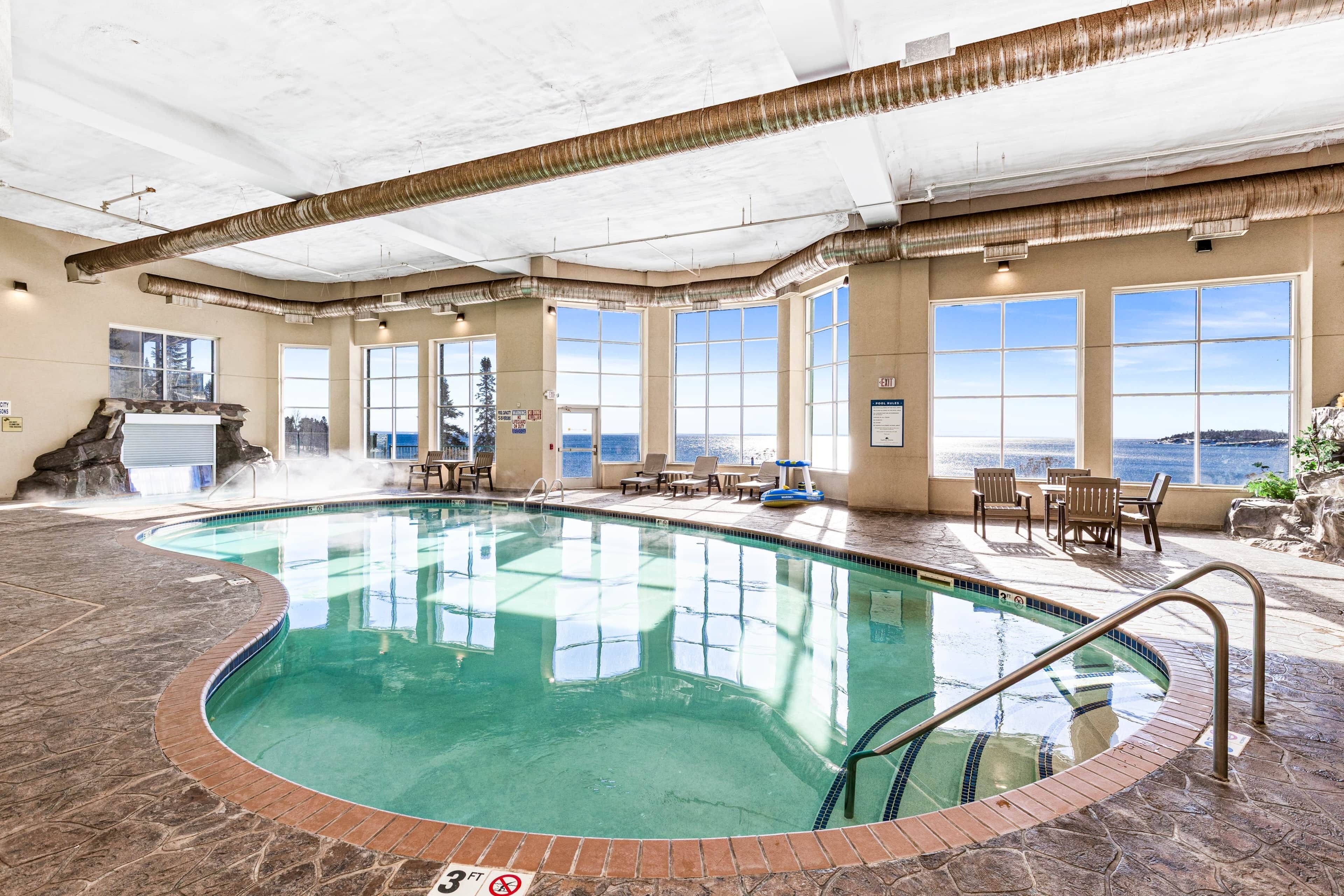 Una piscina techada, una piscina climatizada