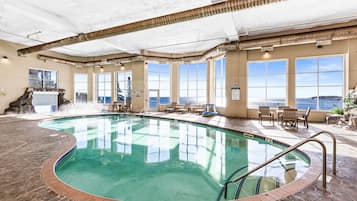 Una piscina techada, una piscina climatizada