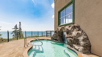 Een binnenzwembad en een verwarmd zwembad