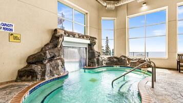 Een binnenzwembad en een verwarmd zwembad