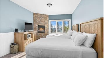 1 soverom, skrivebord, strykejern/-brett og reiseseng for barn