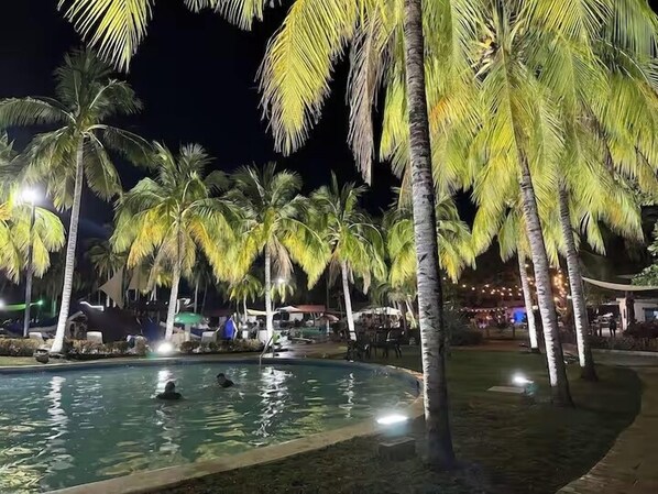 Pool - Pool • Resort Access • Game Room • Fire Pit (Los Cobanos)