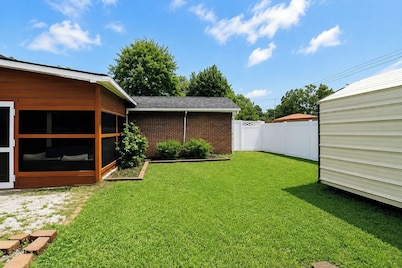 Screened Porch • Gazebo • BBQ • Sleeps 10