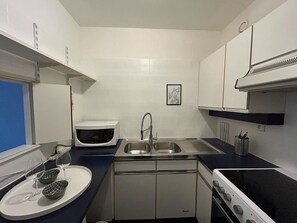 Fridge, microwave, oven, stovetop - BnBNook - 1BR Retreat by Saint-Lazare (Paris)