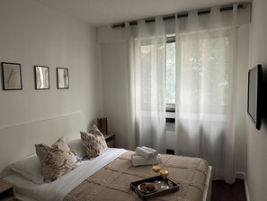 1 bedroom, desk, iron/ironing board, travel cot - BnBNook - 1BR Retreat by Saint-Lazare (Paris)