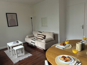 TV - BnBNook - 1BR Retreat by Saint-Lazare (Paris)