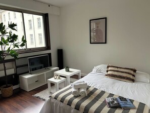 1 habitación, escritorio, tabla de planchar con plancha y cuna de viaje 
