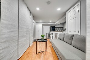 Smart TV - Spacious Home-Private Basement Suite & 2 Kitchens (Alexandria)