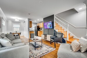 Living area - Spacious Home-Private Basement Suite & 2 Kitchens (Alexandria)