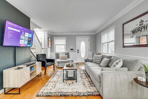 Smart TV - Spacious Home-Private Basement Suite & 2 Kitchens (Alexandria)