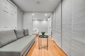 Smart TV - Spacious Home-Private Basement Suite & 2 Kitchens (Alexandria)