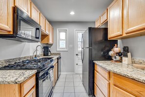 Private kitchen - Spacious Home-Private Basement Suite & 2 Kitchens (Alexandria)