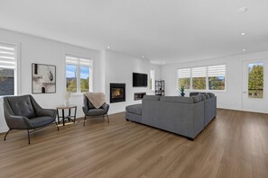 Living area - Le Memph Renarde: 3 bedrooms pool hot tub lac Memphrémagog (Magog)