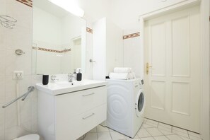 Hair dryer - Cozy 1BR apartment near Opera - 24h self check-in (Wien)