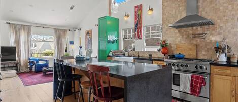 Een oven, een kookplaat, een vaatwasser, keukenpapier