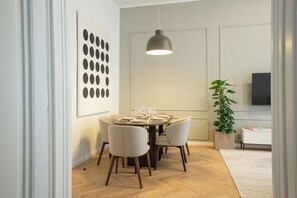Dining - Chic and Cozy 104m² Flat: Walk to Top Attractions (Wien)