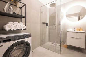 Hair dryer, towels, toilet paper - Chic and Cozy 104m² Flat: Walk to Top Attractions (Wien)