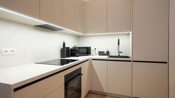 Een koelkast, een magnetron, een oven, een kookplaat