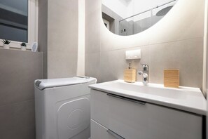 Hair dryer, towels, toilet paper - Stylish and Modern 90m² Flat in Prime Location (Wien)