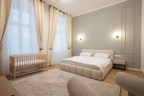 Een strijkplank/strijkijzer, wifi, beddengoed