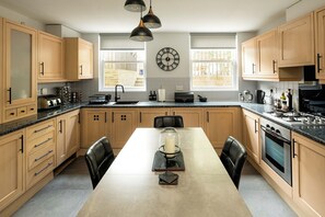 Fridge, microwave, oven, stovetop - Sydenham Haven: 2-Bedroom Retreat by the Park (London)