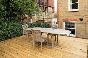 Outdoor dining - Sydenham Haven: 2-Bedroom Retreat by the Park (London)