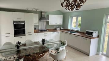 Fridge, oven, stovetop, cookware/dishes/utensils