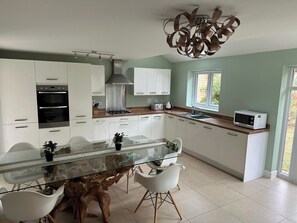 Fridge, oven, stovetop, cookware/dishes/utensils - Spacious Secluded Rutland Home near Oakham (Rutland)