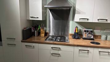 Fridge, oven, stovetop, cookware/dishes/utensils