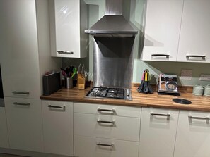 Refrigerador, horno, placa de cocina, utensilios de cocina