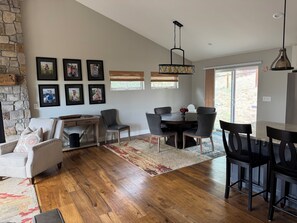 Dining - Peaceful newer 3- bedroom house in Evergreen perfect for your outdoor getaway. (Evergreen)
