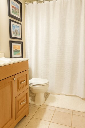 Hair dryer, towels, soap, toilet paper - One-level Family Retreat I  Game Room I Bourbon Trail (Lebanon)