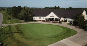 Un parcours de golf doté d’un club-house appelé Rosewood Bar & Grill.