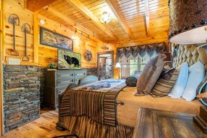 Room - Unrivaled - Treehouse-Style Interior with Spa Bath, Hot Tub, Theater & Firepit (Sevierville)